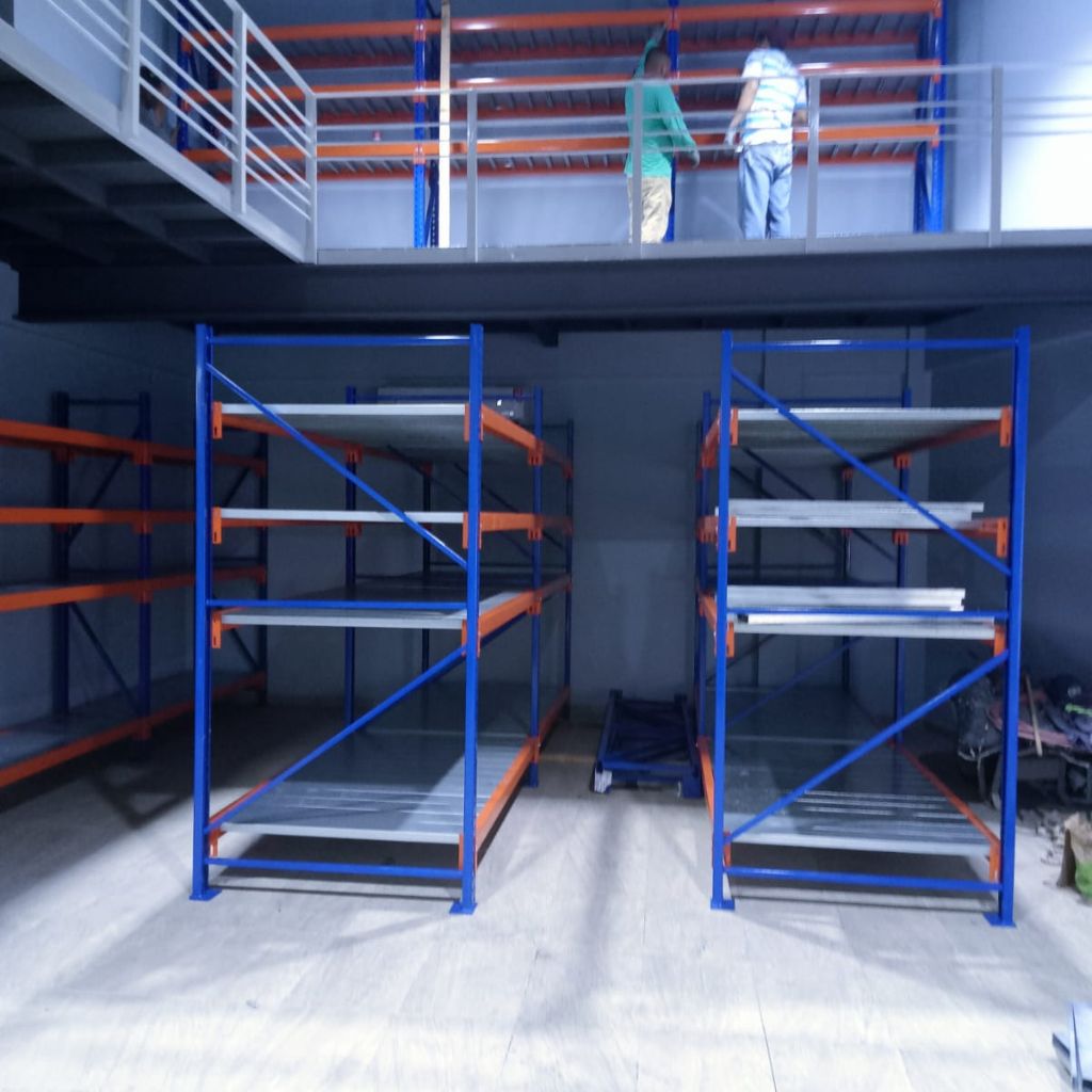Rack Menorack con entrepiso de acceso a niveles superiores