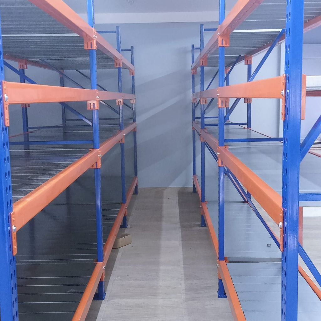 Pasillo de rack Menorack con entrepaños de malla
